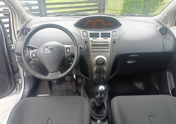 Toyota Yaris cena 22900 przebieg: 195000, rok produkcji 2011 z Mirsk małe 326